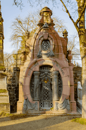 Une tombe de type Art-déco