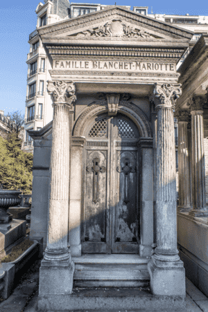 Caveau aux colonnes corinthiennes