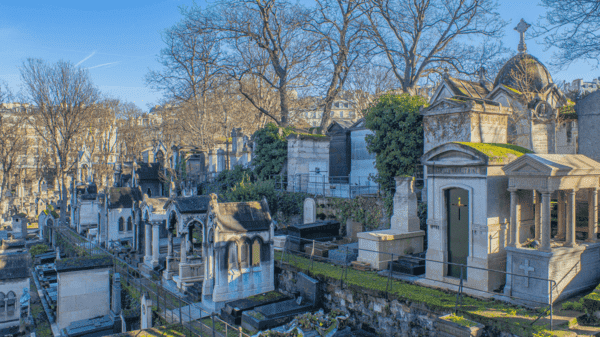 Vue des tombes sur plusieurs niveaux